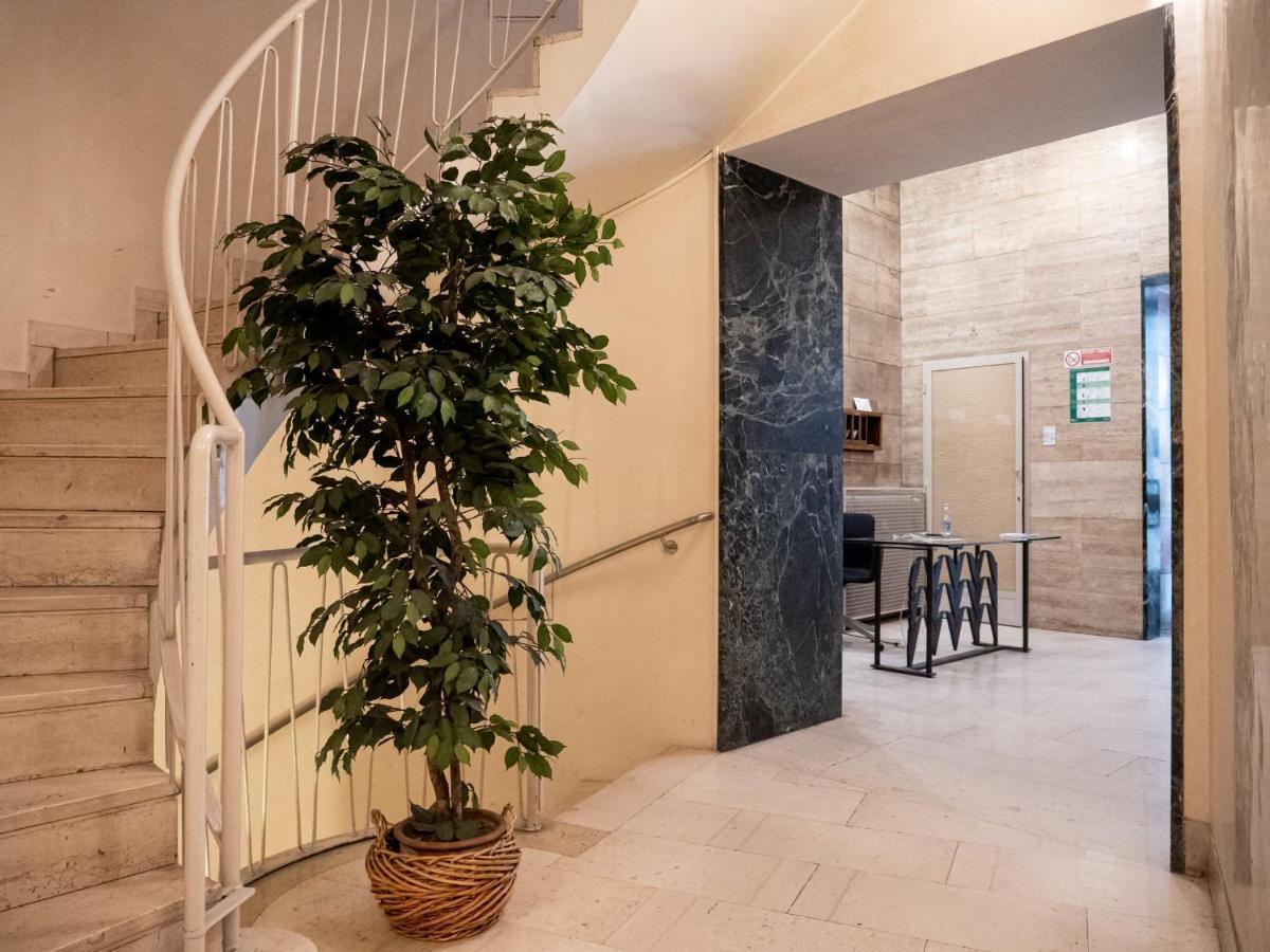 The Best Rent - Modern Duomo Apartment ميلان المظهر الخارجي الصورة
